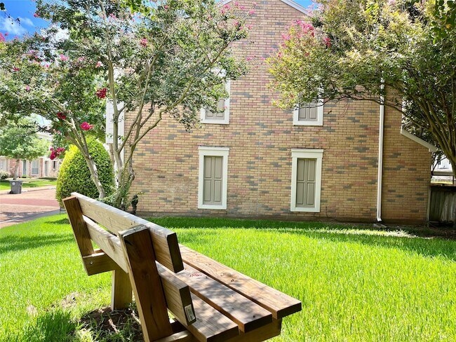 Foto del edificio - 2808 Grants Lake Blvd