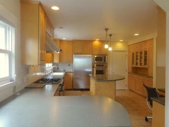 Foto del edificio - Spacious 3-Level Home Overlooking Magnuson...