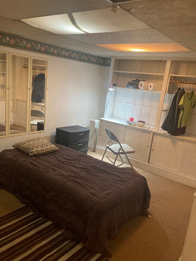 Twin bed  clothing multipurpose unit - 764 Lenore Ln