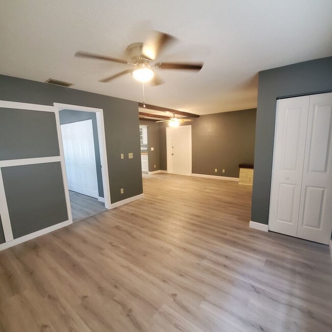 Building Photo - Duplex with 2bedrooms & another room that could be 3rd bedroom or office den space.