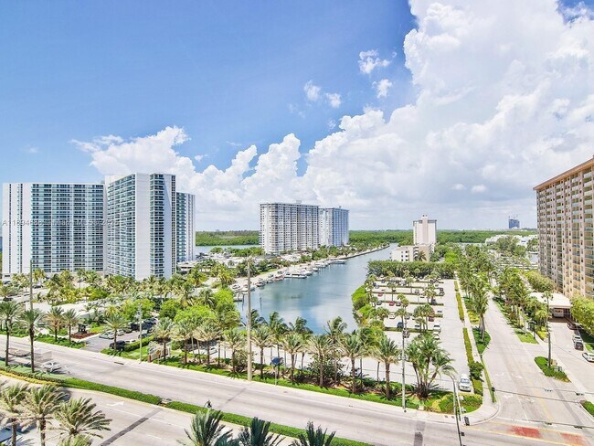 Building Photo - 15901 Collins Ave