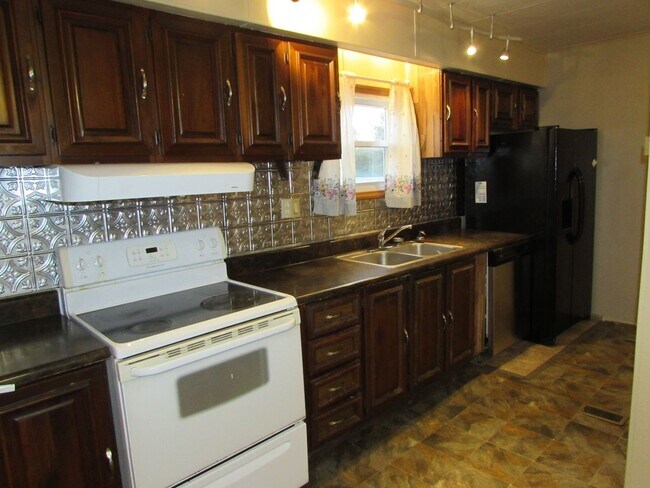 Building Photo - Charming 2 Bed/ 2 Bath Home in Mooresville - Cleared Lot - Storage Shed