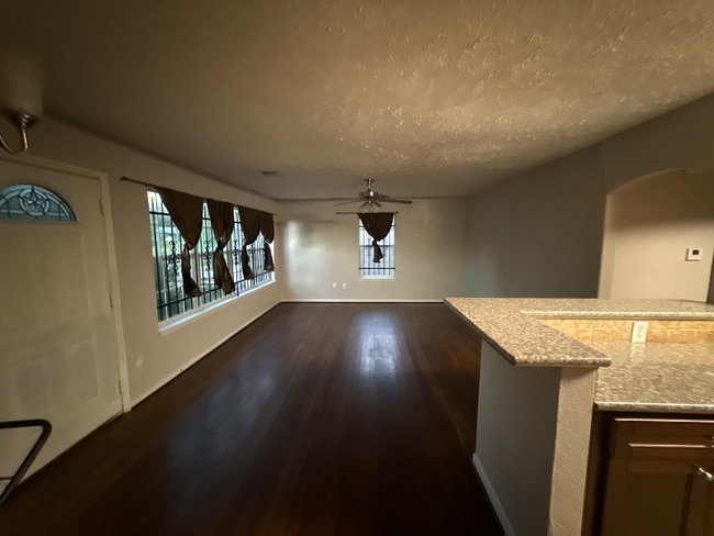 Building Photo - 5942 Willow Glen Dr