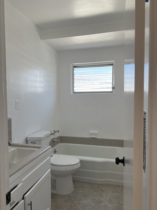 Building Photo - 423 S Maple Dr