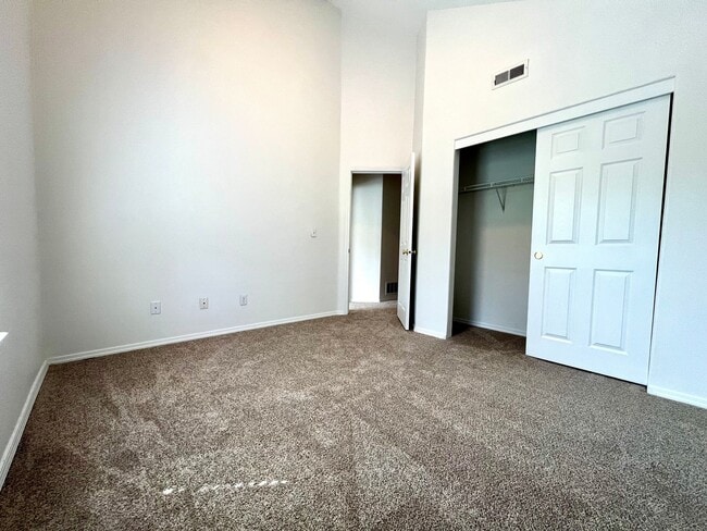 Building Photo - Spacious, Updated Townhome in Prime Beaverton Location!