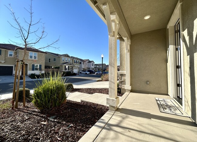 Foto del edificio - Beautiful 3 Bedroom 2.5 Bathroom WITH SOLAR