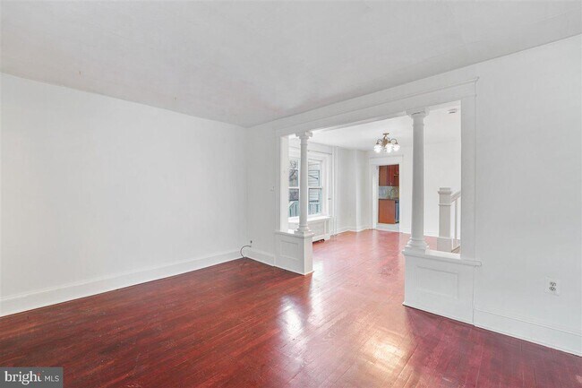 Building Photo - 528 E Elm St