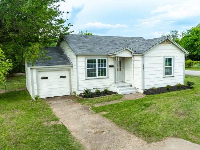 Building Photo - Freshly Updated House