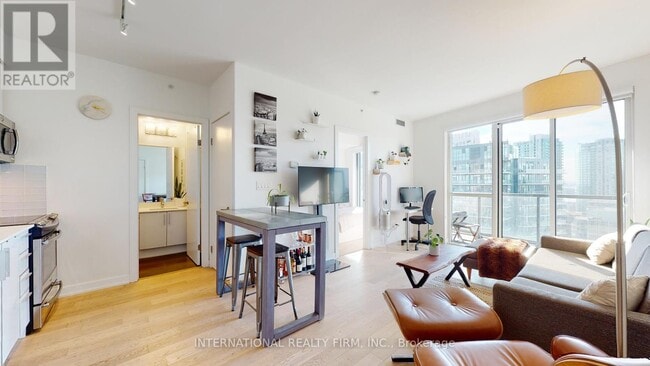 Building Photo - 20-2620 Bruyeres Mews