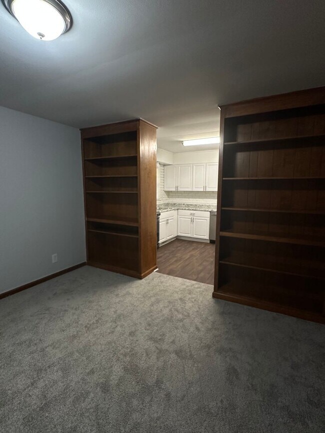 Building Photo - Refreshed 3 Bedroom / 2.5 Bath Ranch Style...