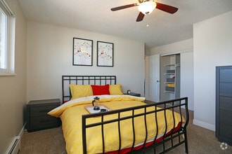 2BR, 2BA - 950 SF - Greentree Village Apartments