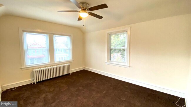 Building Photo - 300 W 31st St