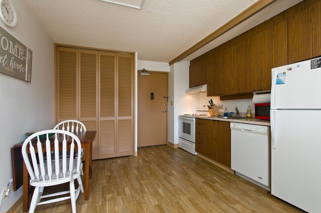 Building Photo - Fully Furnished One Bedroom Unit, Centrall...