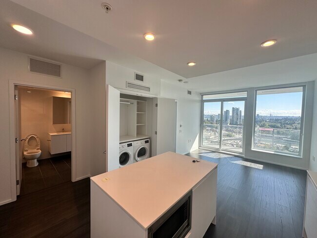 Photo du bâtiment - 3888 Evergreen Pl