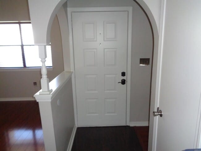 Building Photo - 301 Kings Row Dr