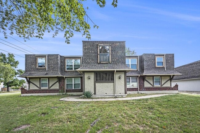 Building Photo - 3800 SW 8th Ter