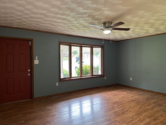 Building Photo - 3 Bedroom, 2 Bathroom Ranch Style Home Loc...