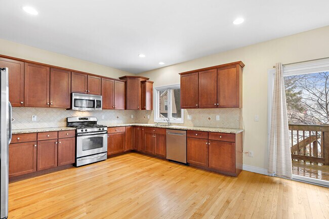 Building Photo - 376 Aurora Ave