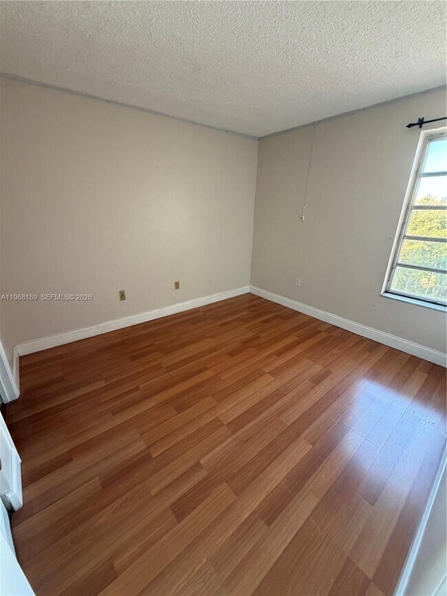 Foto del edificio - 4801 NW 7th St