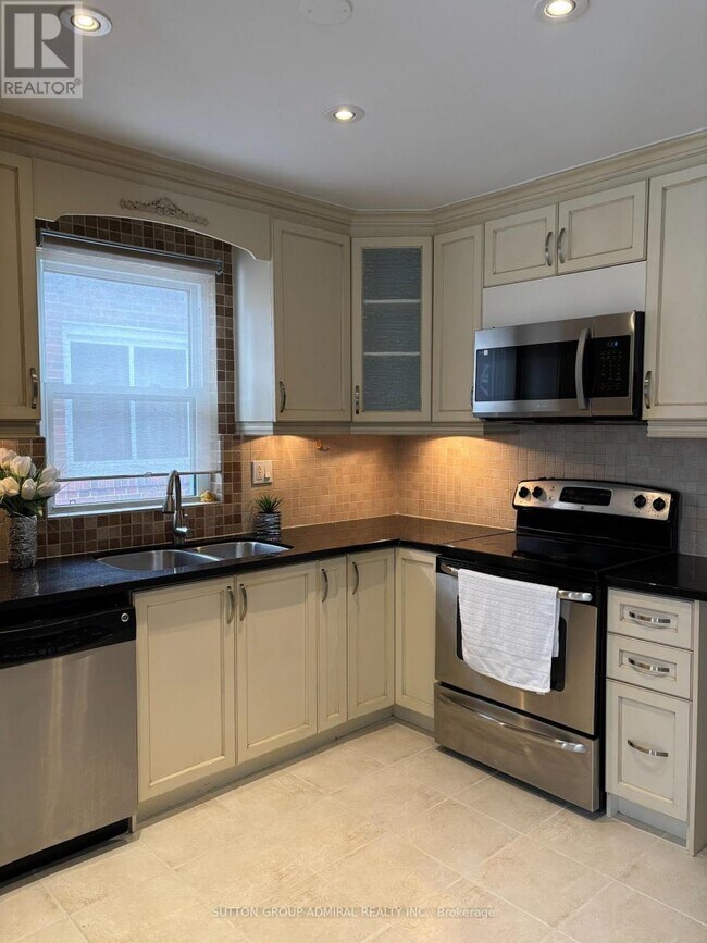 Building Photo - 138 Poyntz Ave