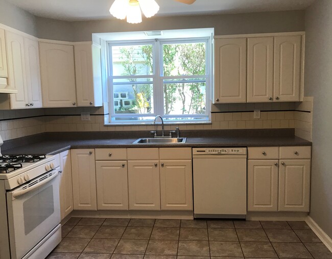 Kitchen - 656 Kimball Ave
