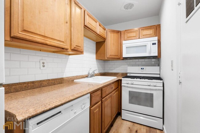 Building Photo - 11 Peachtree Hills Ave NE