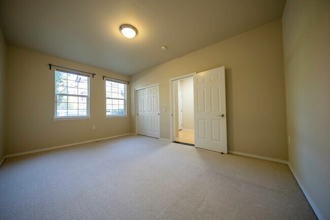 Dormitorio 1 en planta baja - 4828 SE Teakwood St