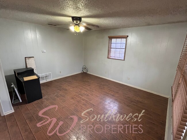 Building Photo - 2 Bedroom, 1 Bathroom with Awesome Backyard
