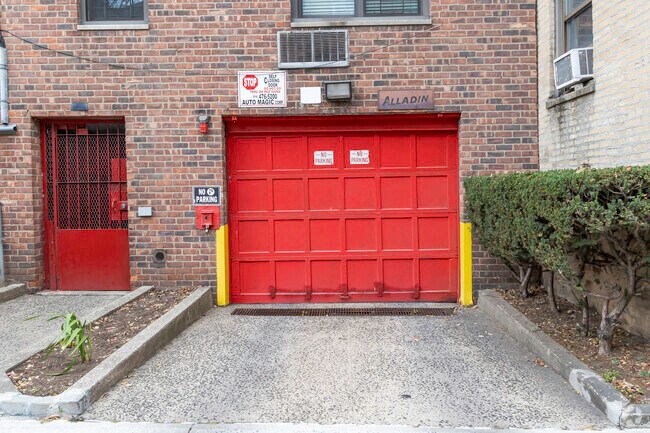 Garaje de Estacionamiento - 2835 Webb Ave