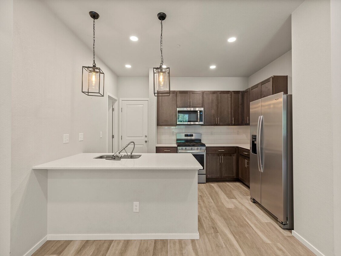 Foto principal - Beautiful 3 Bed 2.5 Bath Townhome in North...