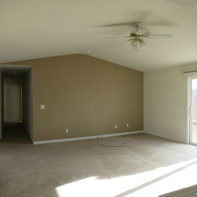 Building Photo - Golf Course Home