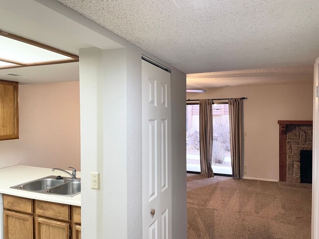 Building Photo - Main level 2 Bedroom Condo in Rockrimmon