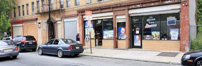 street level - 163 S 4th St