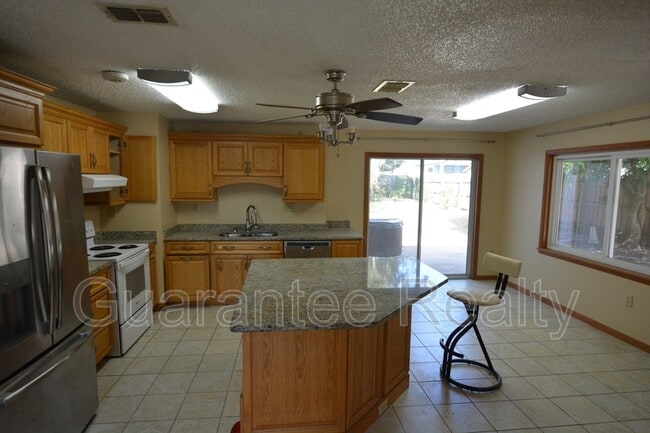 Foto del edificio - 541 Carey Pl