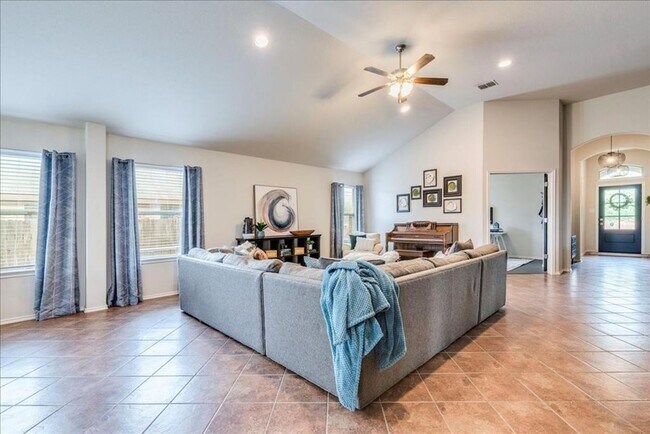 Foto del edificio - 430 Dragon Ridge Rd