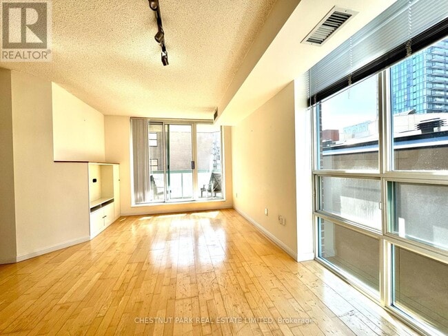 Photo du bâtiment - 311-311 Richmond St E
