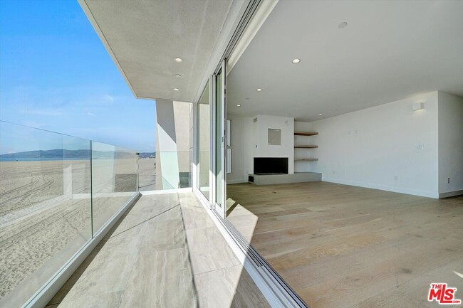 Foto del edificio - 5113 Ocean Front Walk