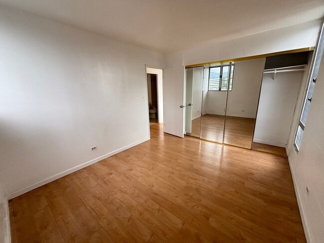 Building Photo - AVAILABLE NOW! 2 BED 1 BATH 1 COVERED PARK...