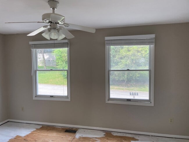 Building Photo - 2-bedroom, 1.5-bathroom townhouse