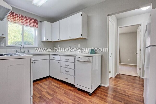 Building Photo - 3 Bed, 1 Bath Home in Beaverton with Prima...
