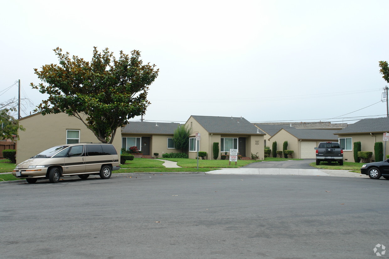 Foto del edificio - Pajaro Circle Apartments