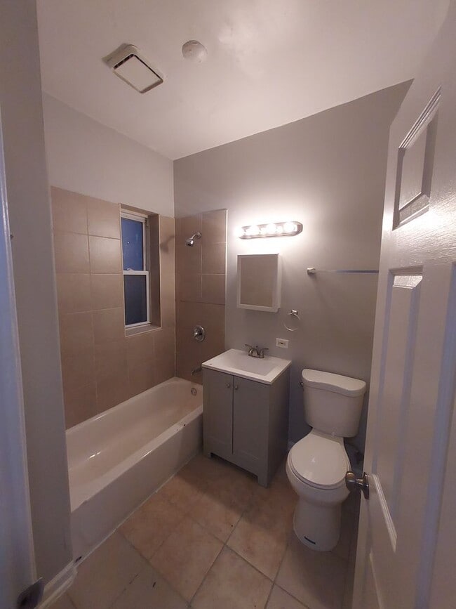 Building Photo - 1966 Trumbull - 2 Bed