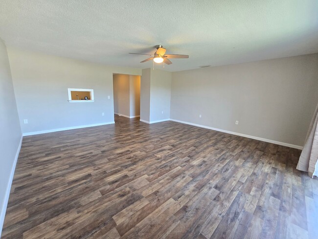 Building Photo - Centrally Located 2Bed/2Bath Condo for Rent in Sarasota
