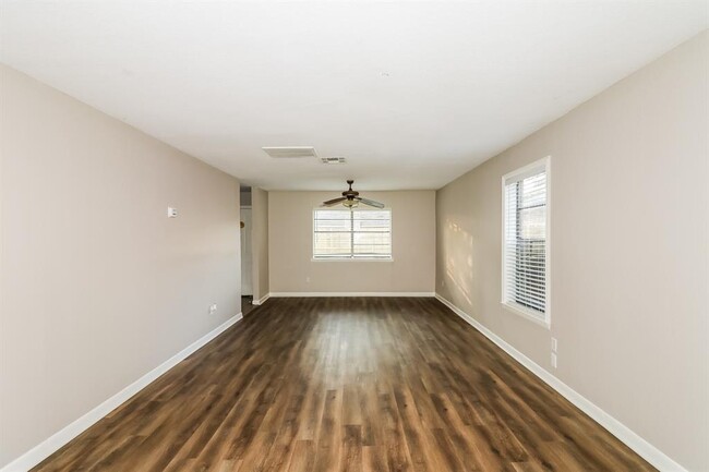 Building Photo - 2703 Shady Bayou Ln