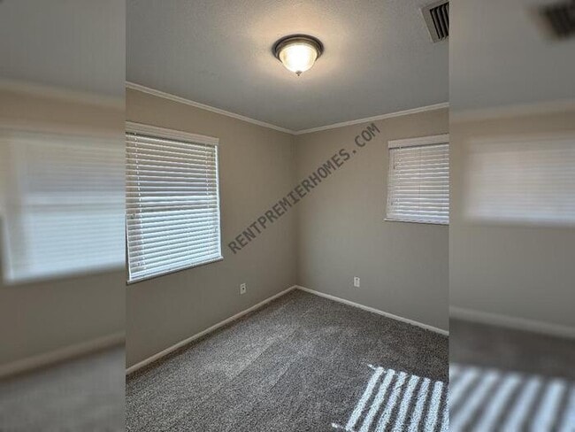 Building Photo - 418 Robinette St