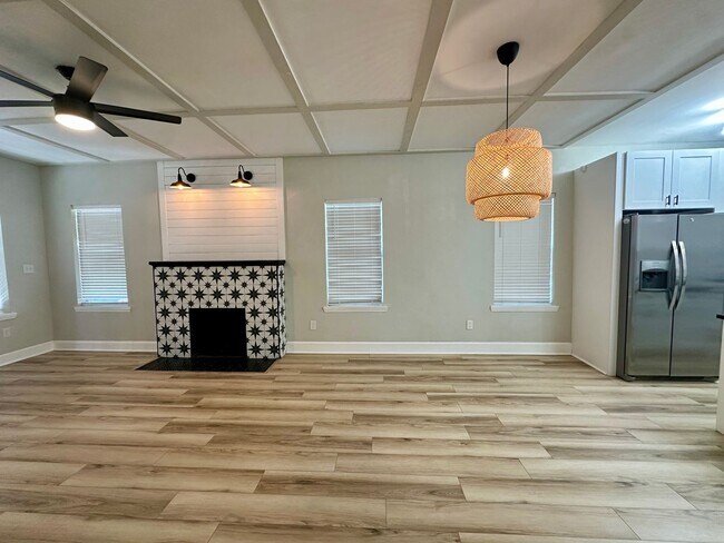 Building Photo - Adorable Renovated Bungalow