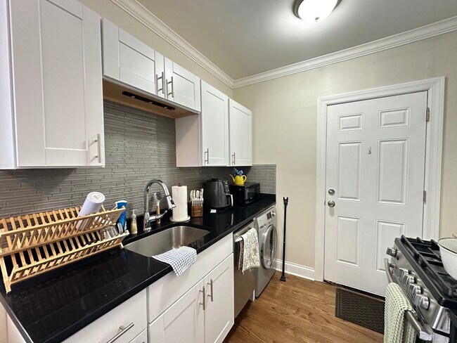 Foto del edificio - 3817 N Greenview Ave