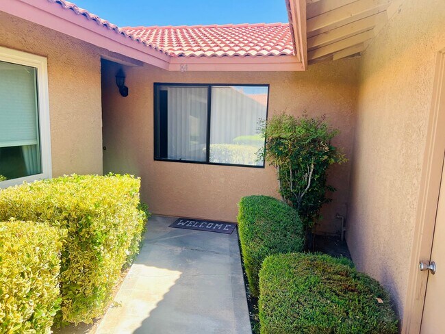 Foto del edificio - 2-bedroom, 2-bathroom home in a sought aft...