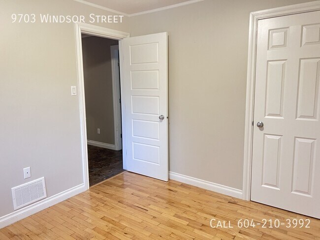 Photo du bâtiment - Bright Duplex Unit with Big Yard!