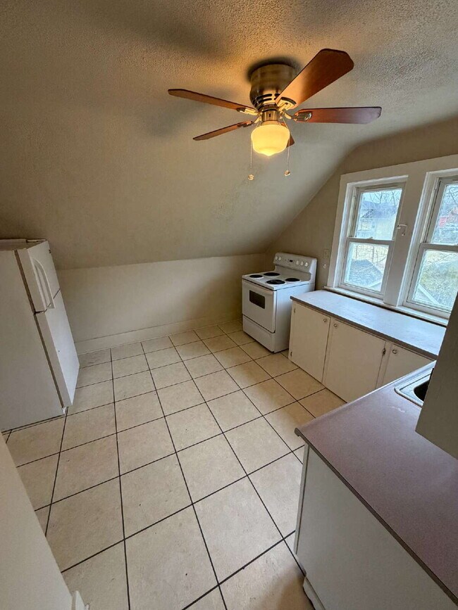 Building Photo - *Comfortable 2-Bedroom Upper Unit in the City of Batavia!*